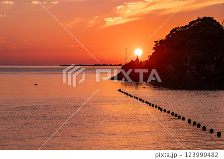熊本県天草市 世界文化遺産に登録された天草の崎津集落にあるマリア像の夕陽展望デッキからの夕陽 熊本県天草市 世界文化遺産に登録された天草の崎津集落にあるマリア像の夕陽展望デッキからの夕陽 123990482