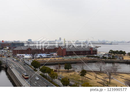 【横浜】横浜税関からみた赤レンガ倉庫 123990577