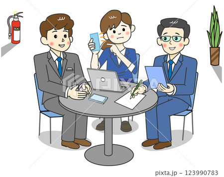 出先の丸テーブルで打合せの3人グループ_クレームの電話? 123990783