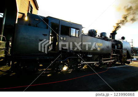 夕焼け空の機関区… 整備を受ける蒸気機関車C11 123990868