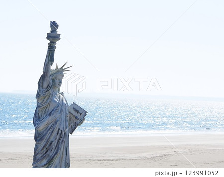 静岡県　早春の海と自由の女神　3月 123991052