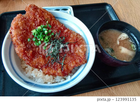 甘味のあるタレが美味… 『わらじカツ丼』 123991135