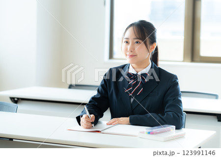 教室で勉強する学生 123991146