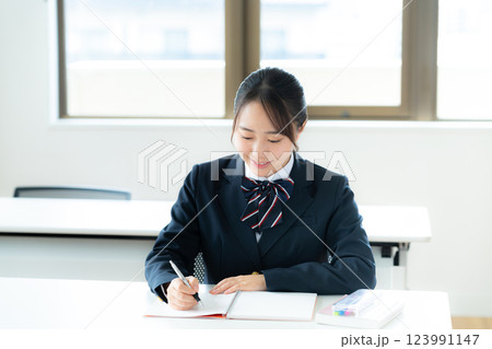 教室で勉強する学生 123991147