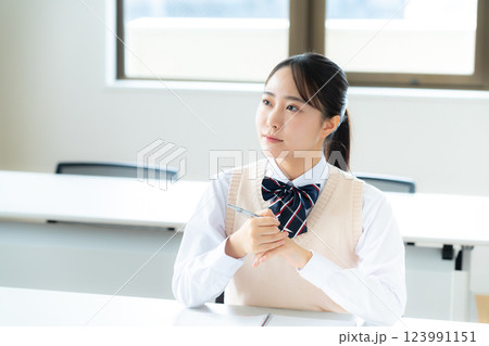 教室で勉強する学生 123991151