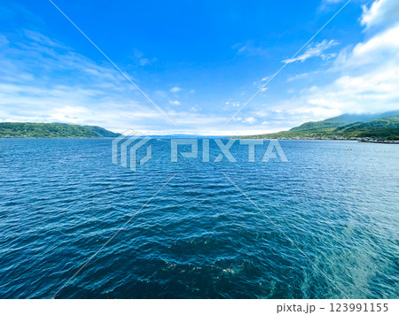 鹿児島・錦江湾を行く桜島フェリー 123991155