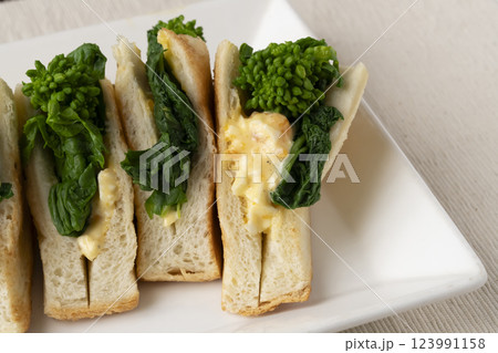 春の味覚卵となばなのサンドイッチ 123991158