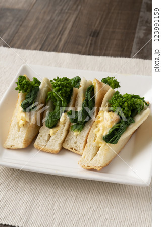 春の味覚卵となばなのサンドイッチ 春の味覚卵となばなのサンドイッチ 123991159