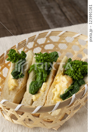 春の味覚卵となばなのサンドイッチ 123991161