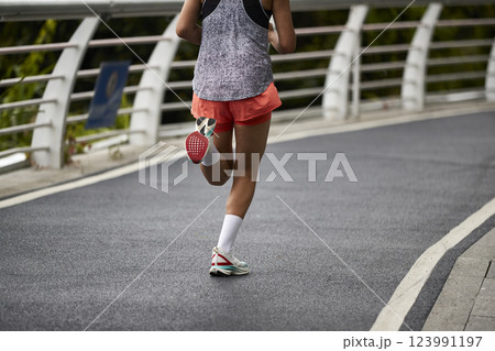 asian woman running outdoors 123991197