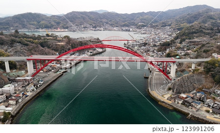 音戸の瀬戸【音戸大橋・第二音戸大橋・伝清盛塚】ドローン空撮_KONDB_013 123991206