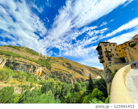 スペイン　歴史的城塞都市クエンカ・宙吊りの家 123991453