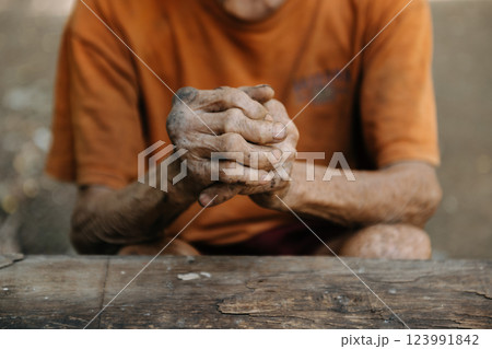 Close up of male wrinkled hands, old man is wearing  skin disease and anxiety Copy space. 123991842