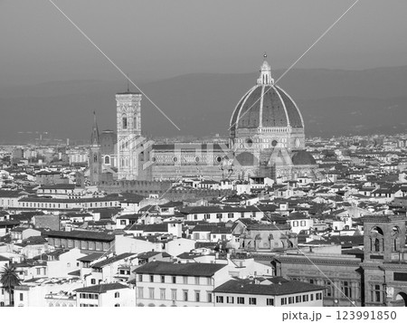 イタリア・フィレンツェ　ミケランジェロ広場より見るフィレンツェ市街 123991850