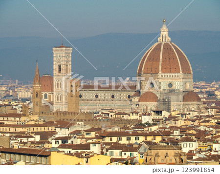 イタリア・フィレンツェ　ミケランジェロ広場より見るフィレンツェ市街 123991854