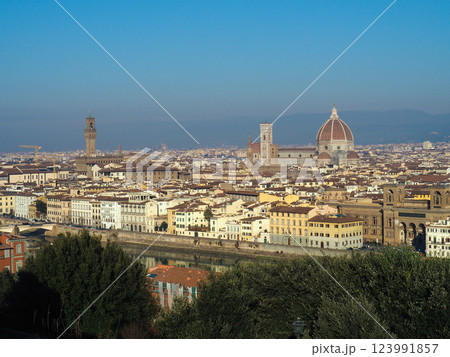 イタリア・フィレンツェ ミケランジェロ広場より見るフィレンツェ市街 イタリア・フィレンツェ ミケランジェロ広場より見るフィレンツェ市街 123991857