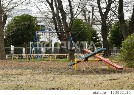 公園の遊具木製とブランコ_とシーソー 123992130