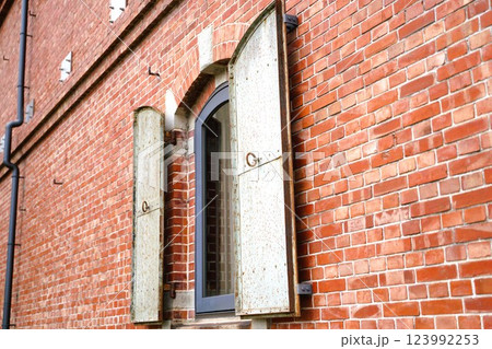 レンガの壁と窓 123992253