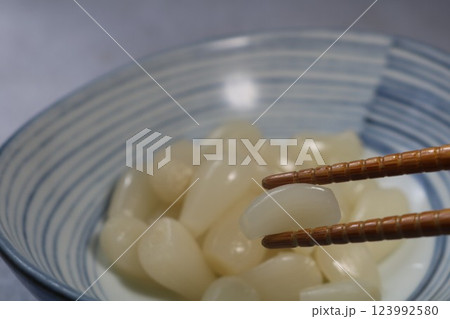 らっきょうを食べる 123992580