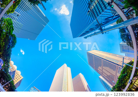 東京・青空の高層ビル群を見上げる 東京・青空の高層ビル群を見上げる 123992836