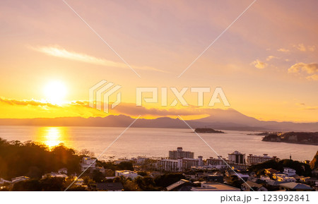 湘南披露山公園から望む・富士山と江の島の夕陽 123992841