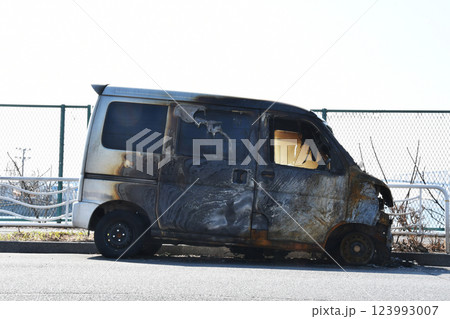 放置自動車が延焼_02 放置自動車が延焼_02 123993007