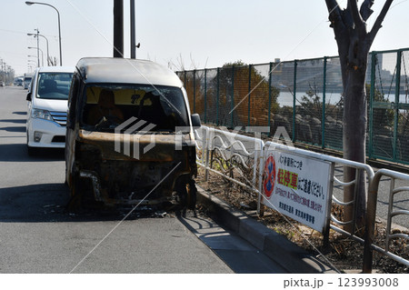 放置自動車が延焼_03 123993008