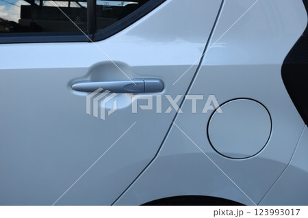 車の後ろのドアとガソリン給油口 123993017