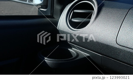 車の助手席とエアコン 123993021