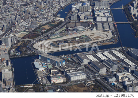 空から見た大井競馬場と平和島競艇場 空から見た大井競馬場と平和島競艇場 123993176