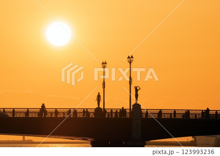 幣舞橋の夕日　2025年 123993236