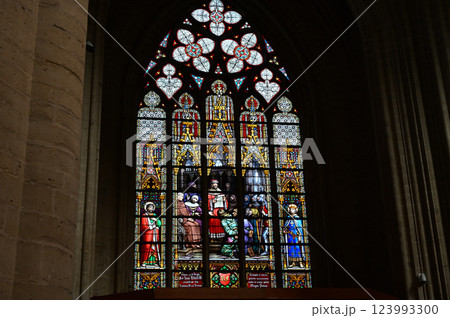 太陽の光に彩られるサン・ミッシェル大聖堂のステンドグラス 123993300