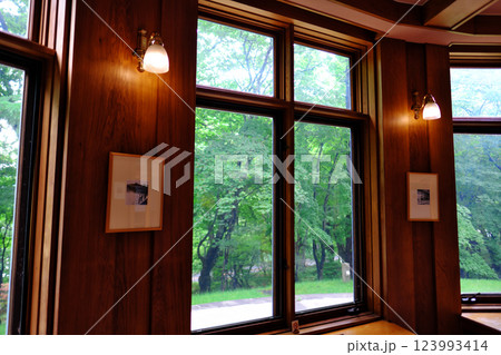 窓から見える景色 窓から見える景色 123993414