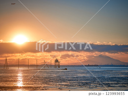 湘南海岸から望む夕日 123993655