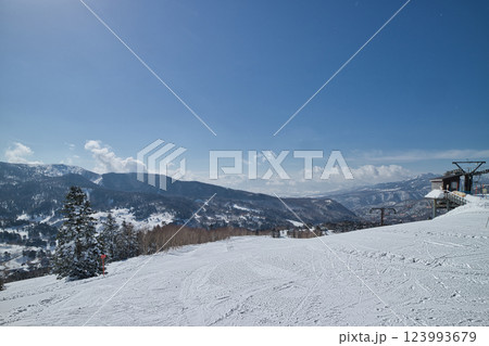 雪山 スキー場からの風景 雪山 スキー場からの風景 123993679