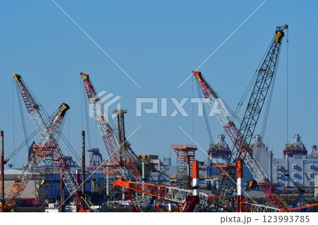 新木場工事クレーンの大群02 123993785