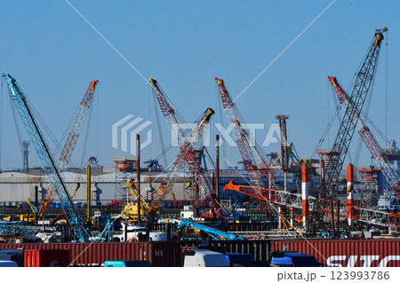 新木場工事クレーンの大群03 123993786