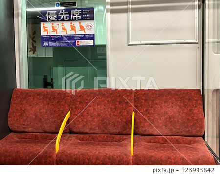電車の優先席　 123993842