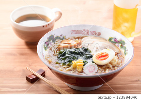 わかめラーメン (醤油味)とわかめスープと生ビール わかめラーメン (醤油味)とわかめスープと生ビール 123994040