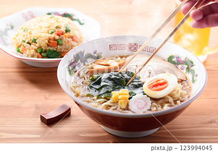 わかめラーメン （醤油味）と炒飯と生ビール 123994045