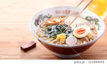 わかめラーメン (醤油味) わかめラーメン (醤油味) 123994048