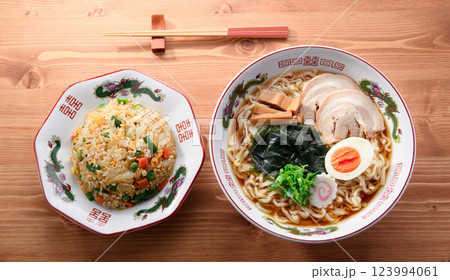 わかめラーメン (醤油味)と炒飯 わかめラーメン (醤油味)と炒飯 123994061