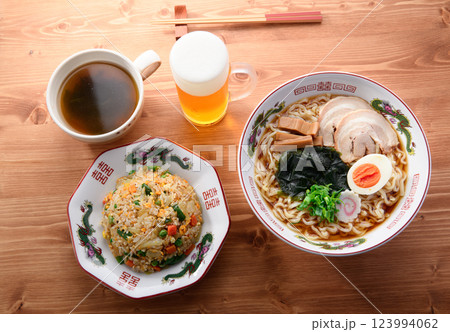 わかめラーメン （醤油味）と炒飯とわかめスープと生ビール 123994062