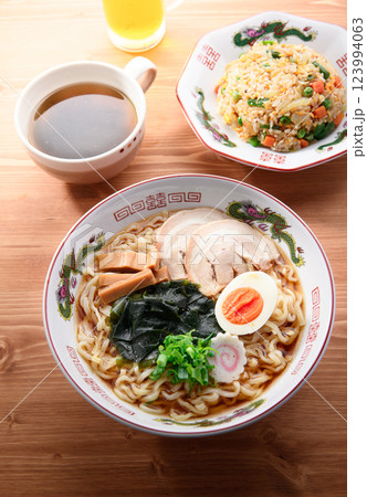 わかめラーメン （醤油味）と炒飯とわかめスープ 123994063