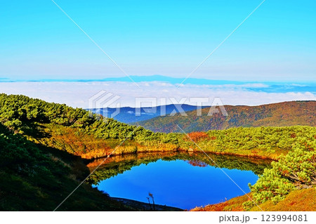 北海道大雪山 旭岳の満月沼と雲海 北海道大雪山 旭岳の満月沼と雲海 123994081