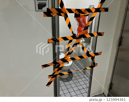 使用中止のトイレ　故障したトイレ 123994361
