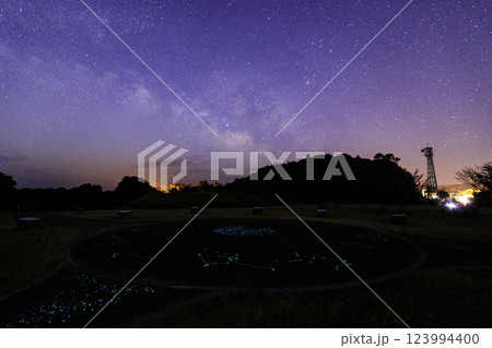 《高知県 星空観測広場》 星空観測広場から地上の星と天の川と星空 123994400