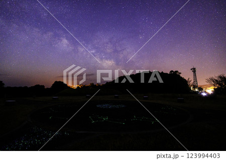 《高知県 星空観測広場》 星空観測広場から地上の星と天の川と星空 123994403