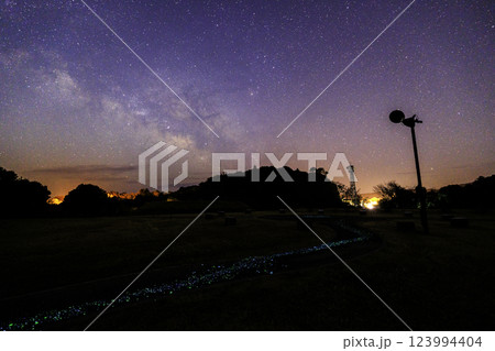 《高知県 星空観測広場》 星空観測広場から地上の星と天の川と星空 123994404