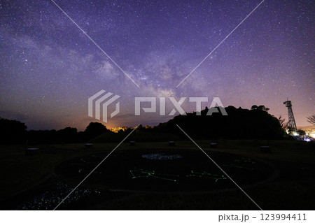 《高知県 星空観測広場》 星空観測広場から地上の星と天の川と星空 《高知県 星空観測広場》 星空観測広場から地上の星と天の川と星空 123994411